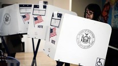 Cử tri bỏ phiếu tại điểm bầu cử Quốc hội giữa nhiệm kỳ tại Manhattan, New York (Mỹ) ngày 6/11/2018. (Ảnh: AFP/ TTXVN)