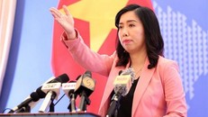 Người phát ngôn Bộ Ngoại giao Lê Thị Thu Hằng mời các phóng viên đặt câu hỏi. (Ảnh: Văn Điệp/TTXVN)