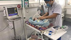 Bé trai đang được các bác sĩ chăm sóc tại Khoa Hồi sức chăm sóc đặc biệt, Bệnh viện Sản Nhi Hưng Yên. (Ảnh: Bệnh viện cung cấp)