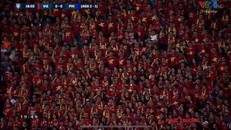 Hình ảnh một ông bố vừa xem bóng đá vừa chăm con. Ảnh: Facebook