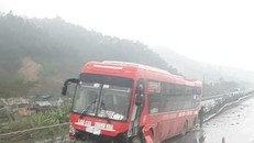 Hơn 10 m giải phân cách cứng bị cày nát, đầu xe hư hỏng nặng. Ảnh: C. M