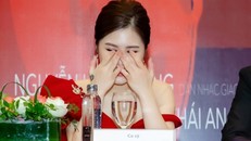 Hương Tràm bật khóc khi nói về những áp lực trong showbiz