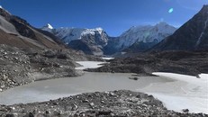 Hồ băng tan chảy từ đỉnh núi ở Solukhumbu, cách thủ đô Kathmandu của Nepal 140km về phía đông bắc, ngày 22/11/2018. (Ảnh: AFP/ TTXVN)