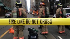 Lực lượng an ninh kiểm tra khu vực bị đe dọa đánh bom. (Nguồn: huffingtonpost.ca) ​