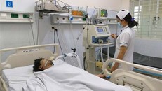 Nạn nhân bị thương đang được điều trị tại bệnh viện Long Khánh. (Ảnh: Lê Xuân/TTXVN)