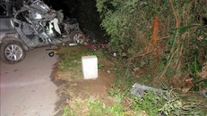 Hiện trường vụ tai nạn khiến hai người chết, ba người bị thương. Ảnh: TTXVN