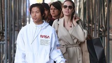 Minh tinh 43 tuổi và con trai Pax Jolie-Pitt đi mua sắm cho dịp lễ Giáng sinh