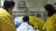 Người vợ từ biệt chồng trước khi thực hiện nguyện vọng hiến tạng cứu người của anh - Ảnh: Phượng Hoàng