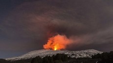 Núi lửa Etna bắt đầu phun trào. Ảnh tư liệu: AP