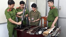 Nhiều loại vũ khí, vật liệu nổ, công cụ hỗ trợ được nhân dân tự giác giao nộp cho cơ quan Công an. (Ảnh do Công an huyện Hòa Vang cung cấp)