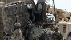 Binh sỹ Mỹ điều tra tại hiện trường một vụ đánh bom liều chết ở Jalalabad, Afghanistan. (Ảnh: AFP/ TTXVN)