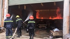 Lực lượng Cảnh sát phòng cháy chữa cháy tỉnh Bình Dương nỗ lực phun nước dập tắt đám cháy. (Ảnh: Huyền Trang/TTXVN)