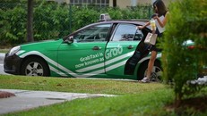 Người dân sử dụng ứng dụng gọi xe của Grab. (Nguồn: straitstimes.com)
