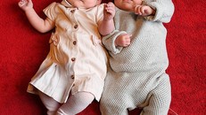 Presley (phải) và Paisley (trái) là cặp song sinh 1 trai 1 gái sinh cách nhau 12 ngày. Ảnh: DM