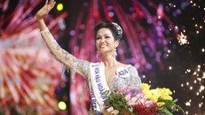 Khoảnh khắc đăng quang Hoa hậu Hoàn vũ Việt Nam 2017 của H'Hen Niê.