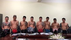 "Vũ Bông Hồng" cùng đàn em bị bắt tại cơ quan công an.