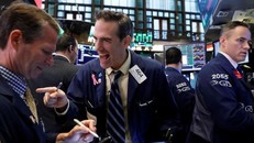 Các nhà giao dịch cổ phiếu trên sàn NYSE ở New York, Mỹ - Ảnh: Reuters.
