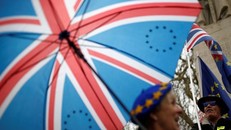 Người biểu tình chống Brexit tuần hành bên ngoài Hạ viện Anh tại London - Anh ngày 15-1. Ảnh: REUTERS