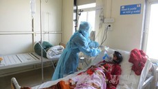 Nhân viên y tế Ấn Độ chữa trị cho bệnh nhân nhiễm cúm lợn tại bệnh viện dân sự ở Ahmedabad. Ảnh tư liệu: AFP-TTXVN