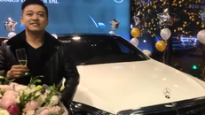 Tuấn Hưng bên chiếc xe mới