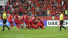 Niềm vui chiến thắng của các cầu thủ Việt Nam trong trận đấu gặp tuyển Jordan vòng 1/8 AFC Asian Cup 2019 tại Dubaicủa UAE ngày 20/1. (Ảnh: AFP/TTXVN)