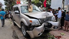 Đứng chờ xe buýt, 2 mẹ con bị ô tô tông thương vong