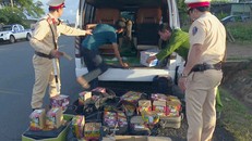 CSGT phát hiện một vụ vận chuyển pháo hoa. Ảnh Minh Lộc.