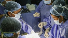 Hai ê-kíp chạy đua với thời gian để cứu bé sơ sinh bị bướu chèn đường thở.Ảnh:BSCC