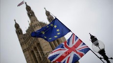 Cờ Anh (phía dưới) và cờ EU (phía trên) bên ngoài tòa nhà Quốc hội Anh ở thủ đô London. Ảnh: THX/TTXVN