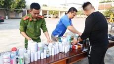 Lực lượng Công an đang tiến hành kiểm đếm số pháo thu được. (Ảnh: Công an Đức Thọ)