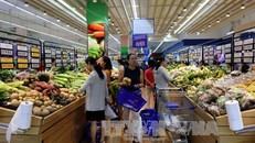 Người tiêu dùng chọn mua hàng tại siêu thị Co.opmart Huỳnh Tấn Phát, Tp. Hồ Chí Minh. Ảnh: Thanh Vũ/TTXVN