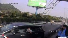 Chiếc xe con đâm barie, vượt trạm thu phí cầu Bến Thủy 2. Ảnh: Chi nhánh BOT tuyến tránh TP Vinh cung cấp.