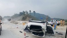 Xế hộp bất ngờ lật ngửa trên cao tốc Nội Bài - Lào Cai