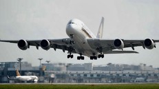 Chuyến bay thương mại đầu tiên của máy bay A380 được thực hiện bởi hãng hàng không Singapore Airlines vào năm 2007.