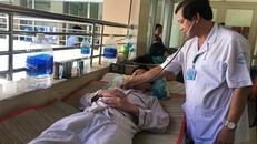 BS Phong đang khám cho một bệnh nhân sốt xuất huyết