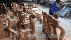 Sản xuất đồ gỗ mỹ nghệ cao cấp cung ứng cho thị trường trong nước và xuất khẩu tại một doanh nghiệp ở huyện Thường Tín (Hà Nội). Ảnh: Đình Huệ/TTXVN