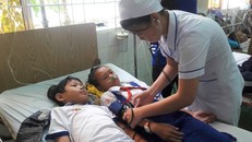 Học sinh Trường tiểu học 1 Khánh Bình nhập viện sau khi súc miệng bằng fluor. Ảnh: Thanh Niên