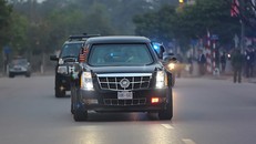 Xe chở Tổng thống Donald Trump rời khách sạn. Ảnh: Quyết Thắng