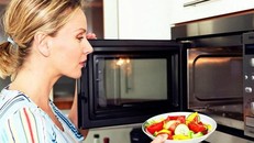 Những thực phẩm thành thuốc độc khi cho vào lò vi sóng