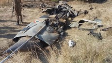 Xác chiếc máy bay chiến đấu Ấn Độ bị bắn hạ ở Pakistan. Ảnh: AP.