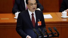 Thủ tướng Trung Quốc Lý Khắc Cường đọc báo cáo tại phiên khai mạc kỳ họp thường niên của quốc hội hôm 5-3 Ảnh: REUTERS