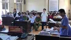  Các bị cáo Hoa, Hậu (đứng) và Lạc tại phiên xét xử. Ảnh: VOV