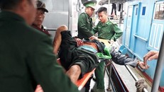 Các nạn nhân được đưa lên bờ đưa đi cấp cứu. Ảnh: Biên phòng cung cấp.