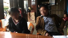 Em Đinh Thị Diễm Q. (bên trái) kể lại sự việc bị bạn hãm hại và quay clip nóng tung lên mạng.