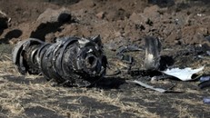 Động cơ tại hiện trường vụ rơi máy bay Ethiopian Airlines gần Bishoftu ngày 11/3. Ảnh: Reuters.