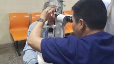 Bệnh nhân lớn tuổi được bác sĩ kiểm tra mắt do chấn thương. Ảnh: G.T.