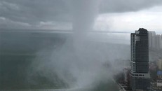 Hình ảnh vòi rồng khổng lồ tấn công bờ biển Tanjung Tokong (Malaysia). (Ảnh: Reuter).