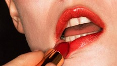 Gucci sử dụng người mẫu răng sún để quảng cáo son môi