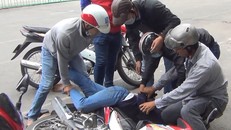 Công an bắt giữ đối tượng Tuấn trên đường