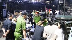 Lực lượng Công an quận Hải Châu kiểm tra vũ trường New Phương Đông rạng sáng 20/5. 